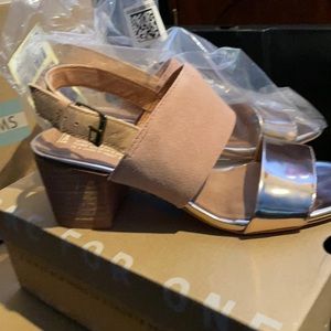 Toms pink suede heels NWT